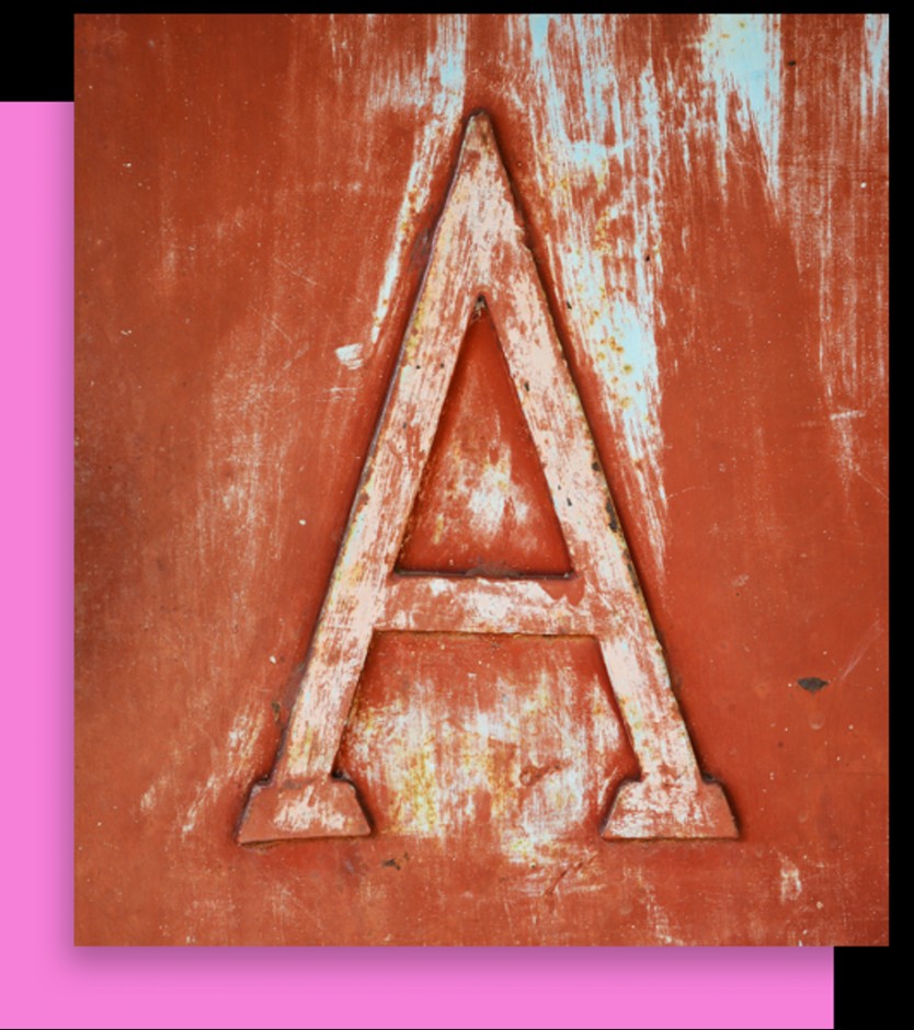 Chữ A lớn trên nền rỉ sét