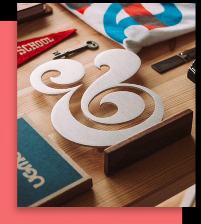 Xây dựng biểu tượng Ampersand trên bàn đông người